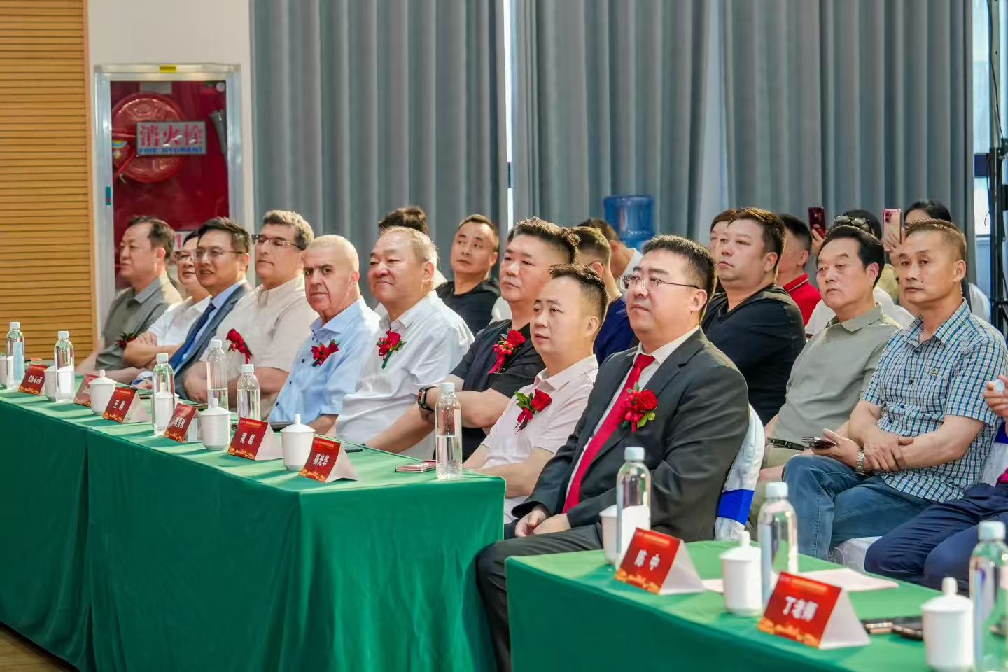 前排领导嘉宾就座